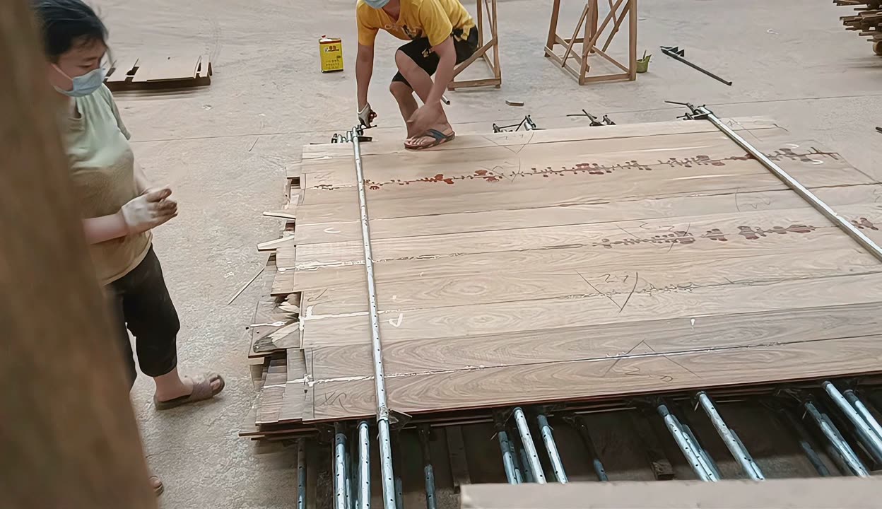 家具厂拼板这道工序,需要师徒二人配合,正所谓男女搭配干活不累